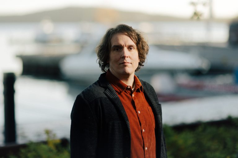 Kirjailijatalon Salonki la 11.4. klo 14–15: vieraana Iikka Hackman